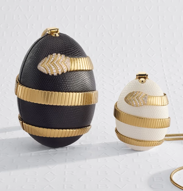 「Tubogas」蜥蜴皮晚宴包系列，是Mary Katrantzou探索工藝與經典符號核心地位的代表作之一。獨特的蛋形包身，飾以鍍金黃銅靈蛇蜿蜒攀附，將寶格麗引以為傲的珠寶與配件美學完美平衡，不僅展現了靈蛇符號的流動生命力，更是一件足以承載品牌敘事精神的雋永藝術品。（商品價格店洽）