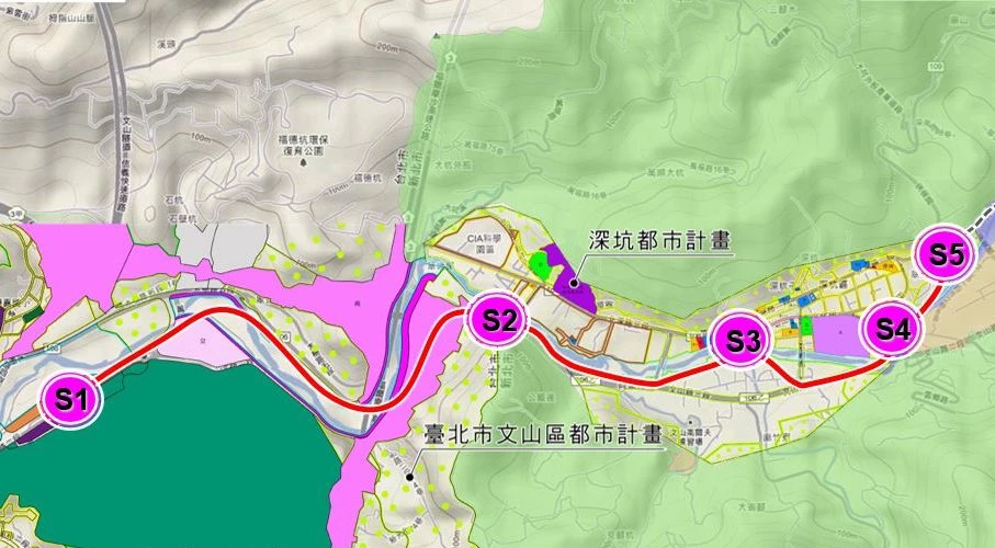 新北捷運「深坑線」採輕軌運輸系統，共規劃 5 個上車地點：S1 木柵動物園站、S2 新北市深坑區北深路與文山路附近、S3 新北市深坑區中正橋南岸附近、S4 新北市深坑區昇高橋西南側附近、S5 新北市深坑區北深路路口附近；同時預留向東延伸至石碇的路線，視未來發展情形適時推動。