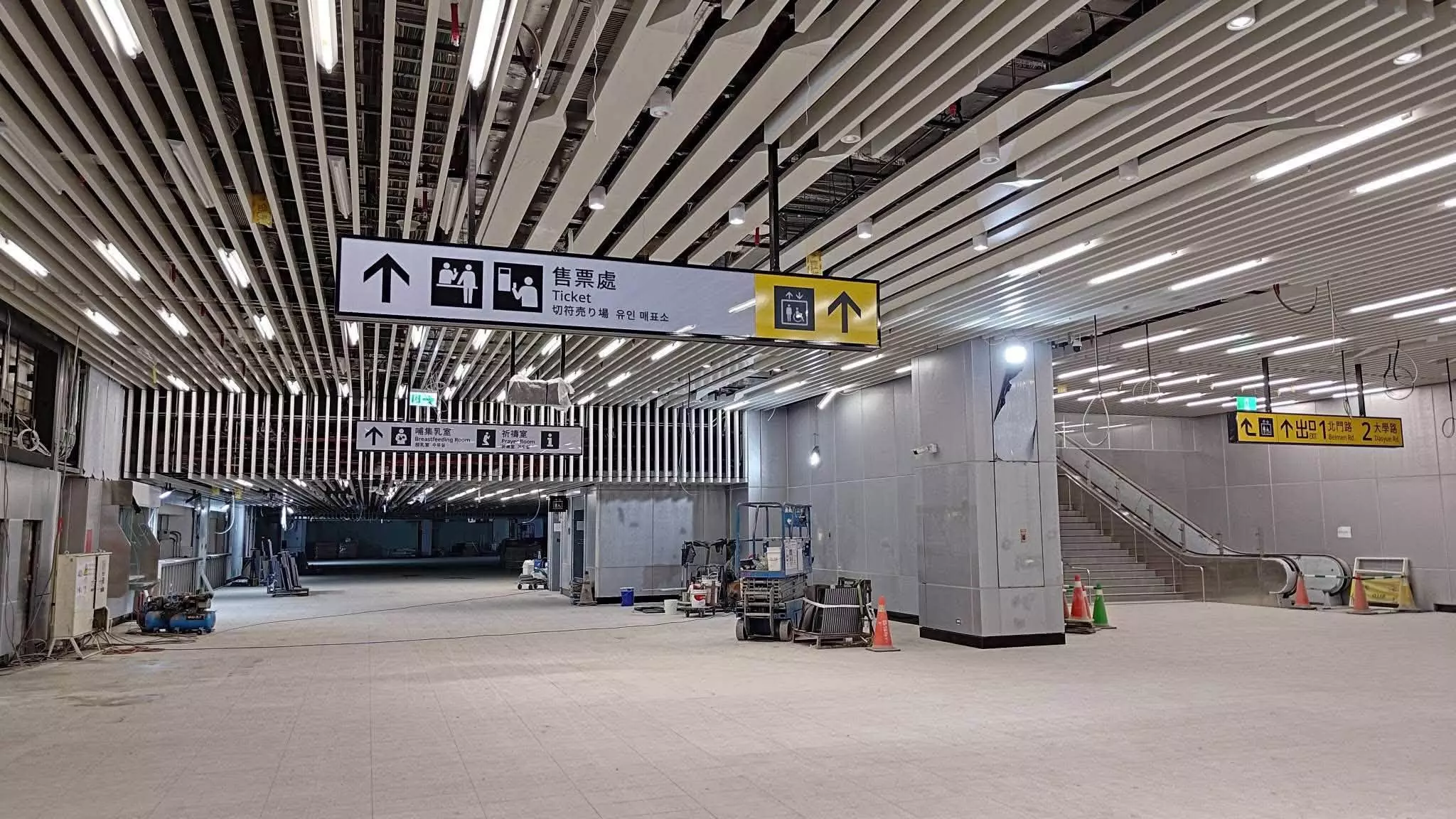 新站採地下化配置,規劃寬敞明亮的地下車站大廳,旅客可透過電扶梯、電梯及樓梯快速往返月台與地面層。月台指引系統同步導入清楚易懂的導覽設計,搭配完善的站內動線規劃,讓旅客無論是進站、轉乘或出站,都能更加直覺便利。從剪票口至月台的動線、各出入口及售票窗口,都展現嶄新的視覺設計,不僅強化導引與乘車舒適度,也有助於紓解尖峰時段的人潮。