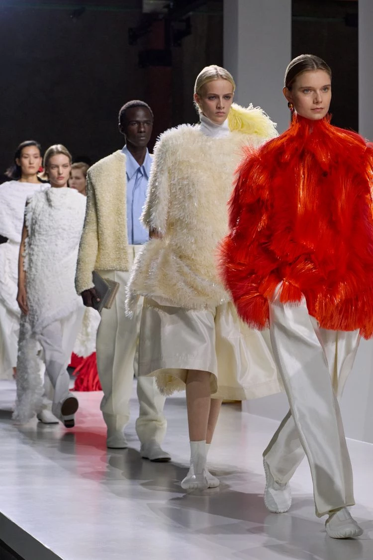 如今,Bottega Veneta 的編織文化已成為跨世代的集體記憶。這樣的文化源自品牌於 1966 年創立之初,工匠們克服當時縫紉機難以處理厚皮革的限制,轉而以柔軟羊皮條進行手工編織,創造出獨特且堅固的工藝技法。品牌不倚賴鮮明的 Logo 標誌,而是透過代代相傳的工法,奠定今日無可動搖的地位。在新任創意總監的帶領下,品牌進一步勾勒出兼具柔美與力量的新視角。