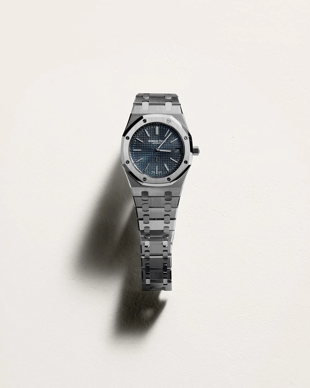 第三名由歐米茄（Omega）拿下，以 24 億瑞士法郎（約 965 億新台幣）成為全球最賺錢的三大名錶品牌，品牌擁有超過 170 年歷史，與太空探索和登月、奧運計時等重大事件綁定，成為想入門高端手錶的首選。第四名為愛彼（Audemars Piguet），以 23.8 億瑞士法郎（約 957 億新台幣），同樣憑藉著稀缺性，成功刺激市場渴望，也催生二手升值行情。