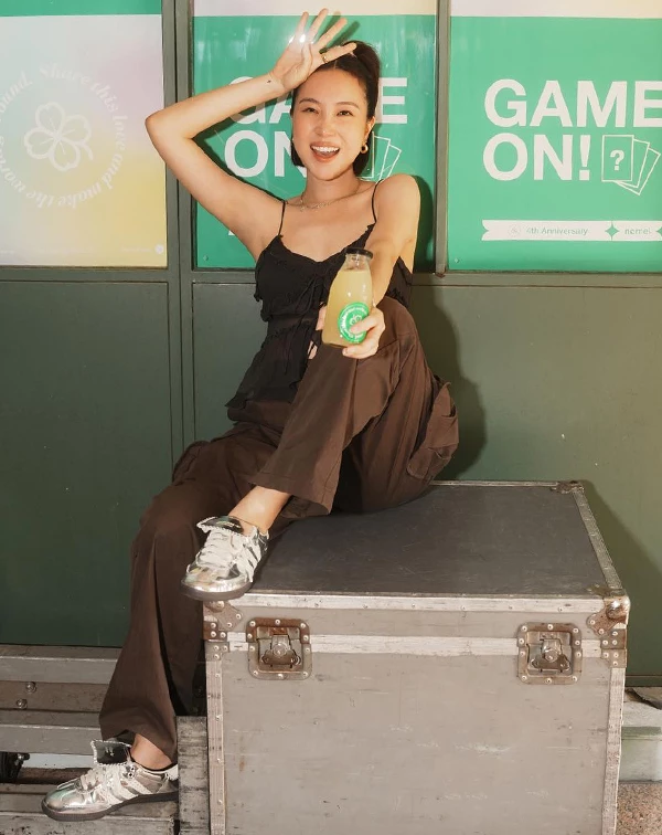 不藏私!Melinda的這套絕對值得我們偷師!看似隨性地坐在箱子上,實則暗藏許多顯瘦又高級的搭配心機。Melinda以一件細肩帶黑色上衣搭配同色系寬褲,展現不費力的慵懶女人味。這種穿搭不只能視覺拉長比例,利用不同材質(像是柔美的雪紡上衣與硬挺的口袋工裝寬褲)更能營造層次、打破單調感。