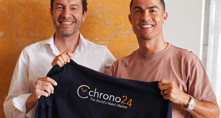 Chrono24可以說是目前全球最大的高級腕錶交易平台之一，很多玩錶的人幾乎每天都會打開來看。上面集結了世界各地的錶商、收藏家與私人賣家，不管是全新、二手、停產還是稀有款腕錶，幾乎都找得到。除了買賣交易之外，Chrono24 更像是腕錶市場的行情觀察站，很多熱門款的價格漲跌、市場熱度、保值性，其實都能從平台上的掛牌價格看出趨勢。對不少玩家來說，它早就不只是買錶網站，而是研究市場、追蹤行情、了解收藏價值的重要平台之一。