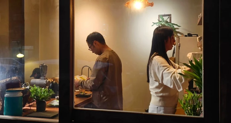 經常與雨水為伴的基隆，一間舒服的咖啡店，往往像是一處能讓人暫時放慢腳步、安放心情的所在。位於正濱漁港周邊的「隅途咖啡」，是我最近偶然發現的新面孔。從自家烘豆起家，到擁有屬於自己的實體空間，店裡沒有過度張揚的裝潢，卻透過細膩的佈置與溫暖的氛圍，讓人一踏進門便感受到自在與放鬆。這回，就跟著《基隆人帶路》的腳步，一起走進這間藏身港邊的咖啡小店，感受屬於「隅途」的日常風景吧！
