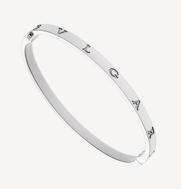 靈感源自寶格麗深厚的羅馬文化底蘊，手環沿用系列標誌性的螺旋線條，並精緻鐫刻英文品牌名標誌，簡約中帶著高級細節感。