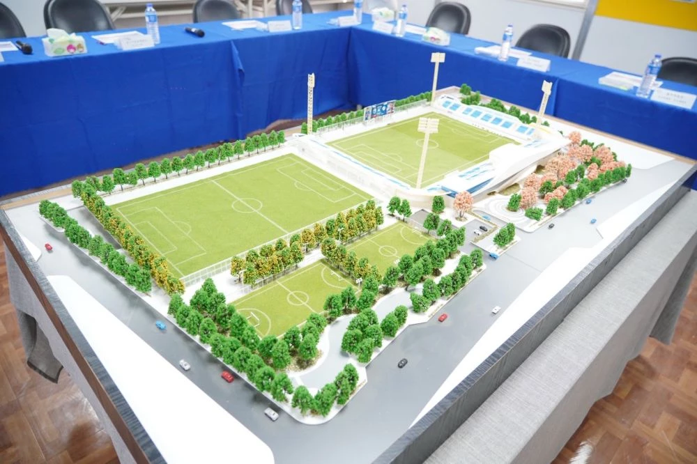 台中新地標即將再添一座！位於南屯區的「國際足球運動休閒園區」預計於 2025 年底啟用，不僅是全台首座符合亞洲足球聯盟（AFC）等級規格、擁有 FIFA Quality Pro 草皮認證的足球園區，更將成為台中發展國際運動賽事的重要基地。園區鄰近高鐵台中站與高鐵新市鎮生態公園，未來可望串聯捷運路網與周邊重大建設，進一步帶動南屯區發展。
