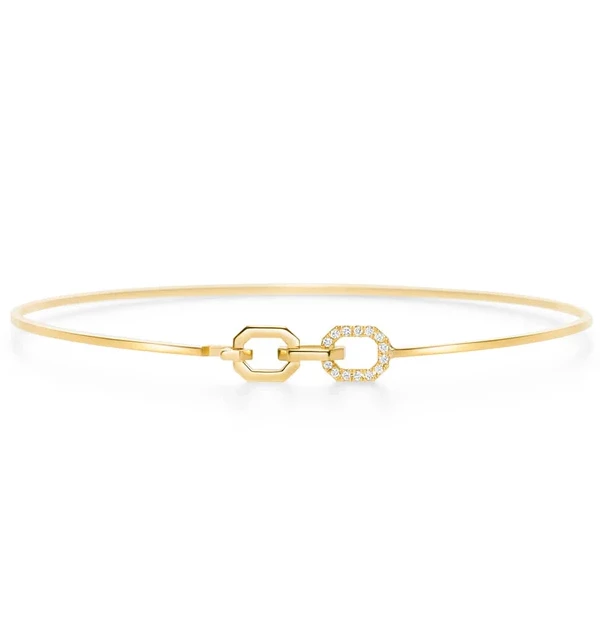 Ahkah旗下熱門「Tina」系列新款設計，以「光芒」為主題，透過一排鑽石延展出如光芒四射般的視覺效果，細膩而富有節奏感地勾勒出耀眼輪廓。手環本體，融入鏈條圖案設計，象徵緊密而穩固的連結關係，在結構與寓意之間取得巧妙平衡。配戴於腕間時，也為簡約俐落的造型，增添恰到好處的亮點與時尚氣息。（商品價格約：NTD 41,600）