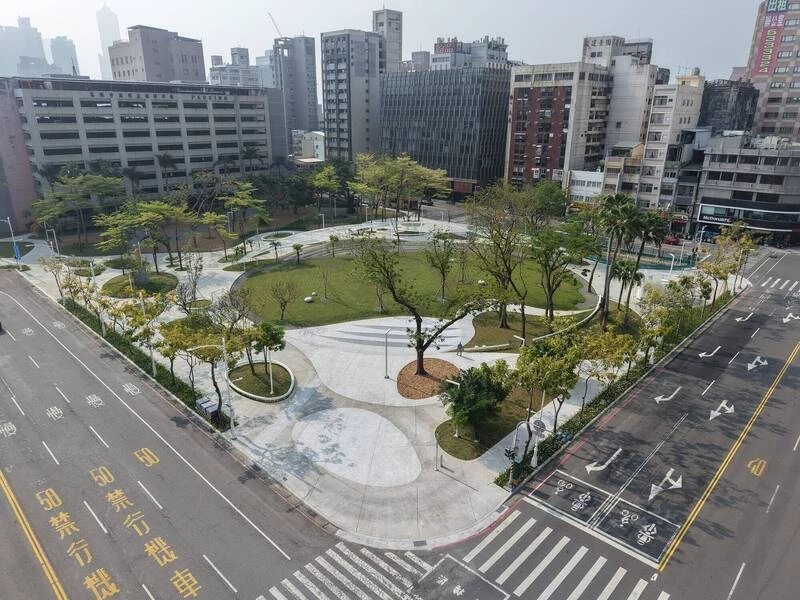 高雄鹽埕區的獨特氛圍,近年吸引許多年輕人造訪。位於中正四路與大勇路口的「鹽埕之心(鹽埕市民廣場)」,不僅改善過往照明不足與動線不佳的問題,設計上更以起伏地景綠帶重塑圓環形態,轉化為廣場主軸。潔白格柵與水霧裝置相互映襯,在城市中散發詩意氣息。隨著光影變化與時間流轉,也為階梯廣場增添場域凝聚力,進一步活絡鹽埕社區,成為愛河沿岸的新亮點。
