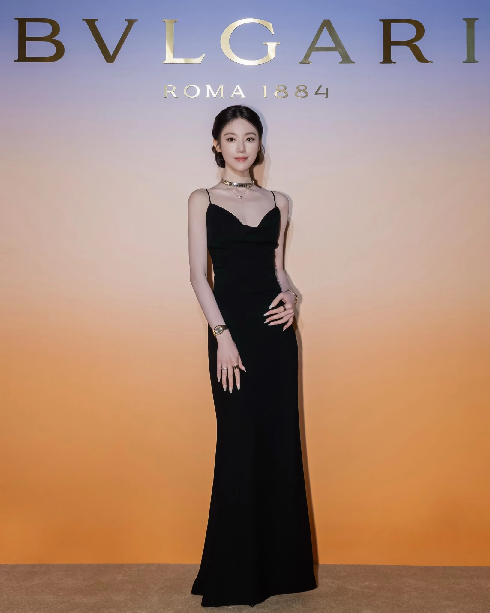 葉舒華出道 8 年，首場台灣精品站台獻給 Bvlgari。她現身品牌台北 101 精品店，出席「B.zero1」系列新品發表會，並搶先配戴本月全新亮相的 B.zero1 新作，這場活動不只是粉絲近距離見到舒華的高光時刻，也透露 Bvlgari 在台灣市場的年輕化策略。