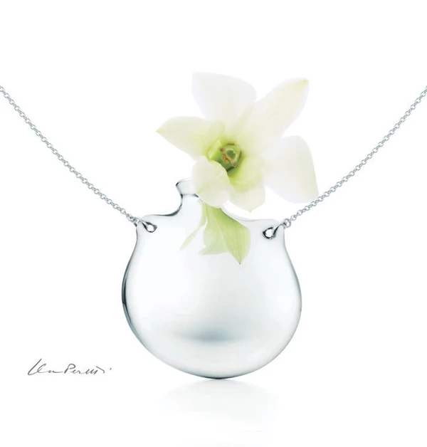 這款由已故創作大師Elsa Peretti為其設計的Tiffany（蒂芙尼）「Bottle」開口式水瓶鍊墜，絕對是這份清單中最具浪漫感與互動性的設計了！它跳脫了跳脫傳統花朵造型，直接將項鍊化作一只精緻的純銀微型花瓶，手感圓潤且充滿現代藝術感。最特別的是可開啟的瓶蓋設計，能放入小花或乾燥花，讓你親手完成專屬細節。這份參與感，讓珠寶不只是配飾，更承載真實情感。送給媽媽，就像把一抹春意隨身珍藏，特別適合喜愛自然與生活儀式感的人。（商品價格約：NTD 25,000）