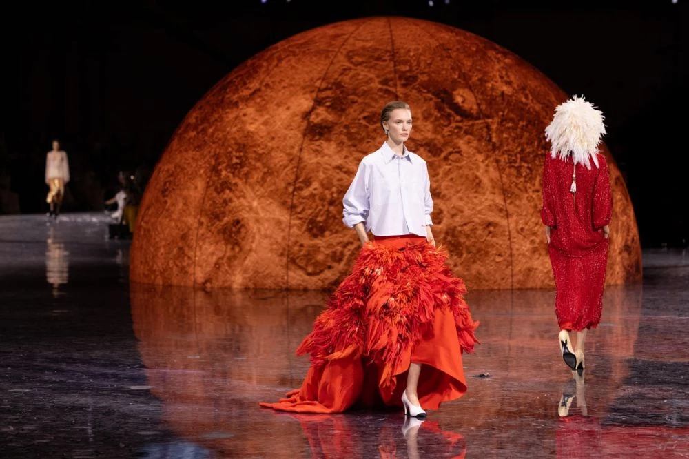 Matthieu 一場革命性的首秀在社群平台上引發話題，而到了關鍵時刻，依舊是相同母題：消費者願不願意花錢買單？耐人尋味的是，新品售罄的背後，也藏著更重要的訊息：Chanel 成功吸引新的消費者進入。除了原先 Matthieu 在 Bottega Veneta 的支持者之外，也有一群樂見 Chanel 新樣貌的消費者出現，還有一群更年輕的顧客，正在擁抱更日常實穿的新 Chanel。