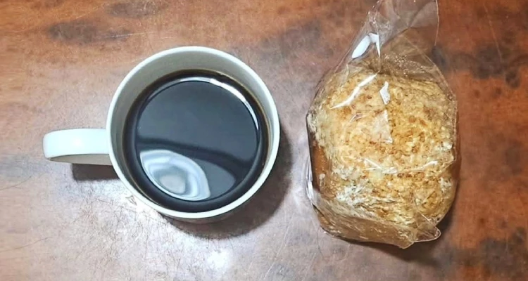 不過,也因為奶油花生的甜度確實不低,我們家後來也慢慢找到最適合的搭配方式,那就是配一杯無糖黑咖啡。咖啡的苦韻剛好平衡奶油與花生的甜膩感,整體吃起來反而更加順口,也多少讓人產生一種「熱量應該有稍微中和吧」的心理安慰。而店員其實也提過,如果怕太甜,奶油量都可以客製調整,想多、想少都能提前預訂,這種帶著人情味的彈性,也很有老店特有的親切感。