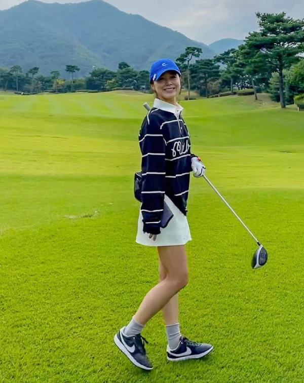 我們去運動或休閒時，千萬別只是穿全身一樣的運動套裝或T恤+牛仔褲喔。試著學徐令姬的「運動單品混搭術」。關鍵在於，選擇一件有設計感的上衣（例如：她這種有設計領口、結構挺括的針織衫）；下半身，則可以大膽嘗試裙子或短褲。重點是用「配件」來加分，像她一樣配一頂亮眼色調的帽子、一雙有設計感的球鞋、或一條精緻的項鍊。這種在運動風中帶有精緻感的穿搭，最能展現出我們對生活品質的追求，以及隨時隨地保持年輕的心態。