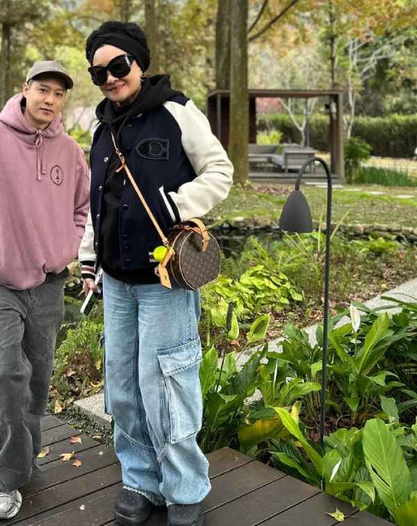 試著把淑女鞋換成老爹鞋,把優雅小包換成運動大包,或是把針織衫換成有型的棒球外套…就是要大膽挑戰這種充滿隨性感的超寬剪裁,不僅能巧妙遮住了身型,更能營造出一種「街頭酷蓋」的鬆弛感,這,才是真正的高階搭法。