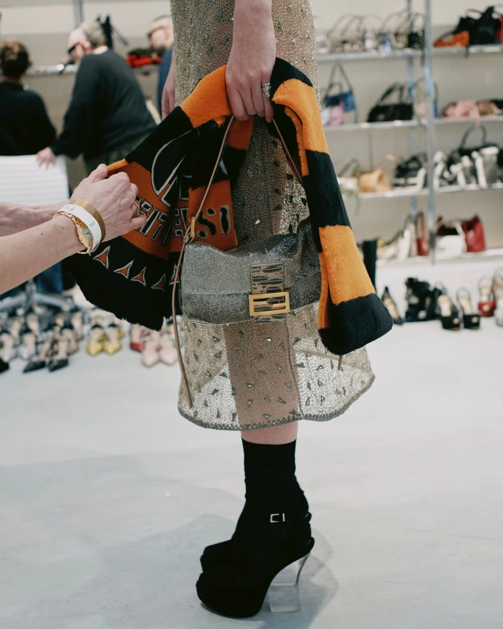 在包袋及鞋履設計上，「經典」與「實用」是本季關鍵字。本季可見代表性包款 Baguette 以各種形式與面料呈現。
