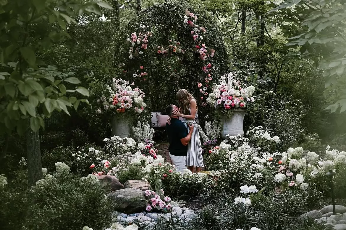 從一襲高級訂製婚紗、一套珠寶到一雙紅底鞋,泰勒絲婚禮上的每一項選擇,都在短短兩天內,轉化為驚人的商業價值。當多數品牌仍投入巨額預算購買曝光時,泰勒絲再次證明,一位真正具有全球號召力的明星,本身就是最具價值的媒體平台。而這場婚禮,也勢必將成為精品行銷史上最經典的案例之一。