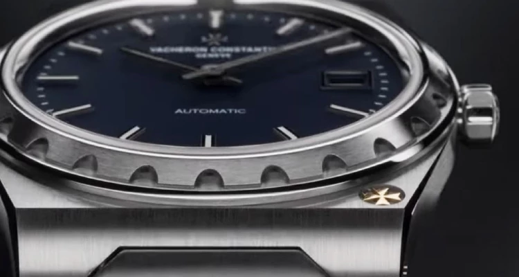 在錶殼5點鐘位置，低調鑲嵌著經典的「馬耳他十字」標誌。這一細膩卻關鍵的設計，不僅象徵著江詩丹頓深厚的製錶傳承，也為整體外觀增添高度辨識性。有別於多數品牌將Logo置於面盤中央的張揚手法，這種隱而不顯的點綴，更顯內斂與高級，也正是許多資深錶迷們格外喜愛江詩丹頓的小細節所在。