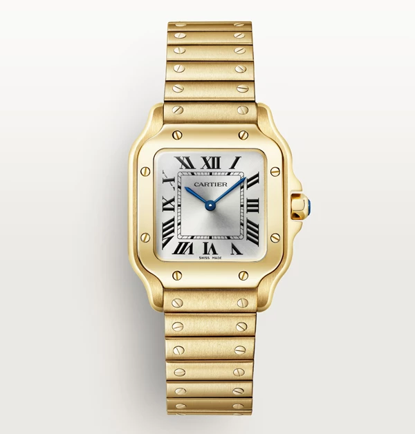 其實，Cartier「Santos」腕錶系列的誕生本身就很有故事。早在1904年，品牌第三代傳人Louis Cartier，為了讓好友巴西飛行先驅—Alberto Santos Dumont，在飛行時可以更方便看時間，特地打造了一款可以「戴在手腕上」的錶，也因此，該款被視為世界上最早的腕錶之一。它標誌性的方形圓角錶盤、流暢的弧形線條，加上外露螺絲的設計，放到現在看還是很有辨識度。也難怪這款錶後來會一路紅到現在，不斷被重新演繹，變成經典中的經典。（商品價格約：NTD 1,040,000）