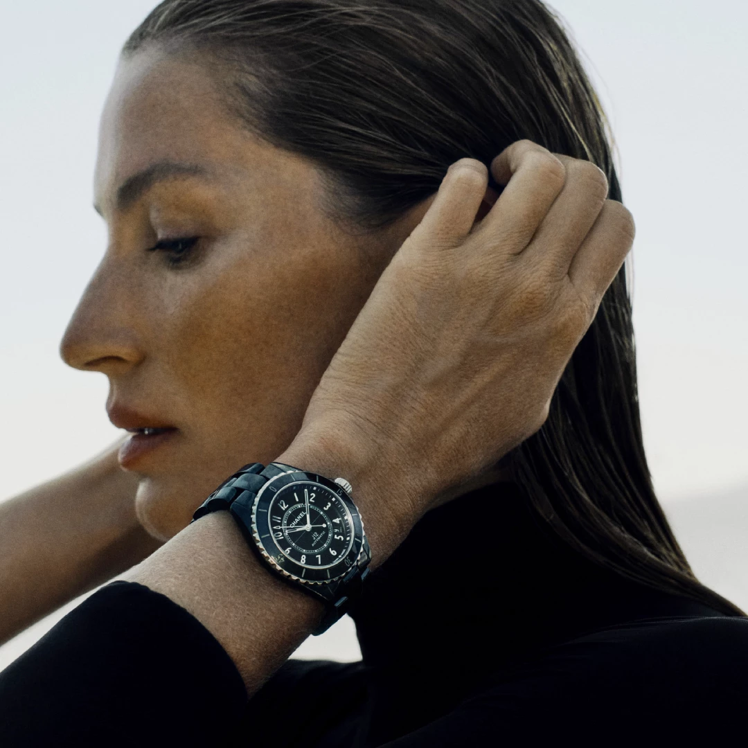 從2000年上市到如今的2026年，走過四分之一世紀的時間淬鍊，「J12」不斷在經典與創新之間寫下嶄新篇章。在此次的最新的形象大片，便邀請與品牌擁有深厚連結的摯友代言人—傳奇超模Gisele Bündchen領銜演繹，為這枚劃時代之作注入當代精神與永恆力量。