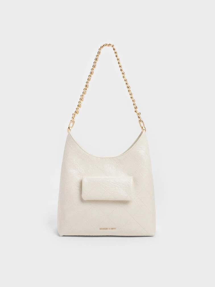 Charles & Keith Duo 鏈條流浪包奶油色,小牛PU皮革搭配鏈條與翻蓋口袋細節,附可拆式背帶一包兩用,休閒都會兼具。