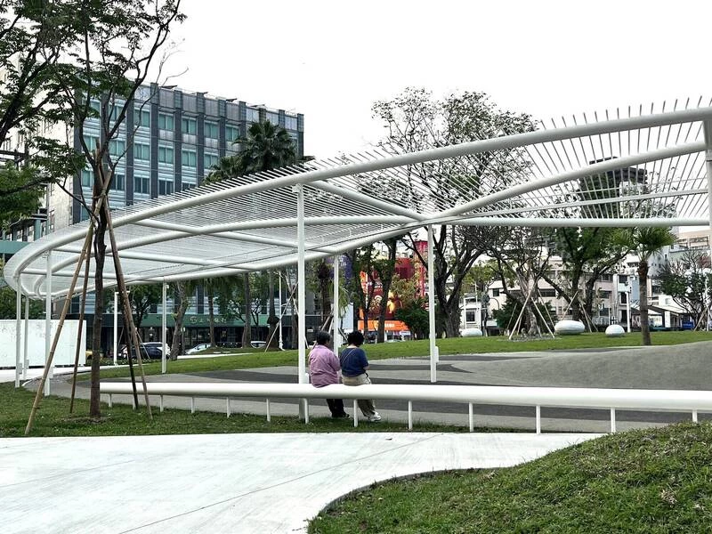 高雄鹽埕區的獨特氛圍,近年吸引許多年輕人造訪。位於中正四路與大勇路口的「鹽埕之心(鹽埕市民廣場)」,不僅改善過往照明不足與動線不佳的問題,設計上更以起伏地景綠帶重塑圓環形態,轉化為廣場主軸。潔白格柵與水霧裝置相互映襯,在城市中散發詩意氣息。隨著光影變化與時間流轉,也為階梯廣場增添場域凝聚力,進一步活絡鹽埕社區,成為愛河沿岸的新亮點。