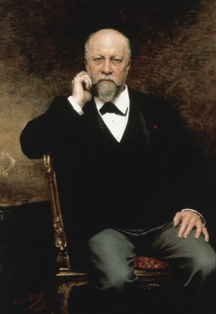 你對「美」的定義是什麼?Boucheron 珠寶品牌的創辦人菲德烈克寶詩龍先生,給了一個脫離世俗的「不標準答案」。在十九世紀一切講求對稱、繁複與既定秩序的珠寶世界裡,他選擇跳脫框架、打破陳規,認為美不該被侷限於某個被奉為圭臬的標準答案裡,而是可以自由流動、忠於真實,甚至保留未經修飾的自然樣貌。168年後的今天,這個在當時近乎叛逆的觀點,成為世家2026年 Histoire de Style 全新高級珠寶系列《Nom : Boucheron Prénom : Frédéric》的創作起點。系列名稱直接取自寶詩龍先生的姓氏與名諱,創意總監 Claire Choisne 則像是在書寫一篇結構嚴謹、富含起承轉合的傳記般,開門見山地點出主旨,並以四件高級珠寶作品作為敘事章節,細膩勾勒這位改寫巴黎珠寶史的創辦人肖像。若說這個系列是一部文學作品,那它絕非鋪陳誇飾的英雄式神話,而是單純地講述一位自始至終都拒絕被定義的藝術家,他的生平、他的傳奇,如此爾爾。