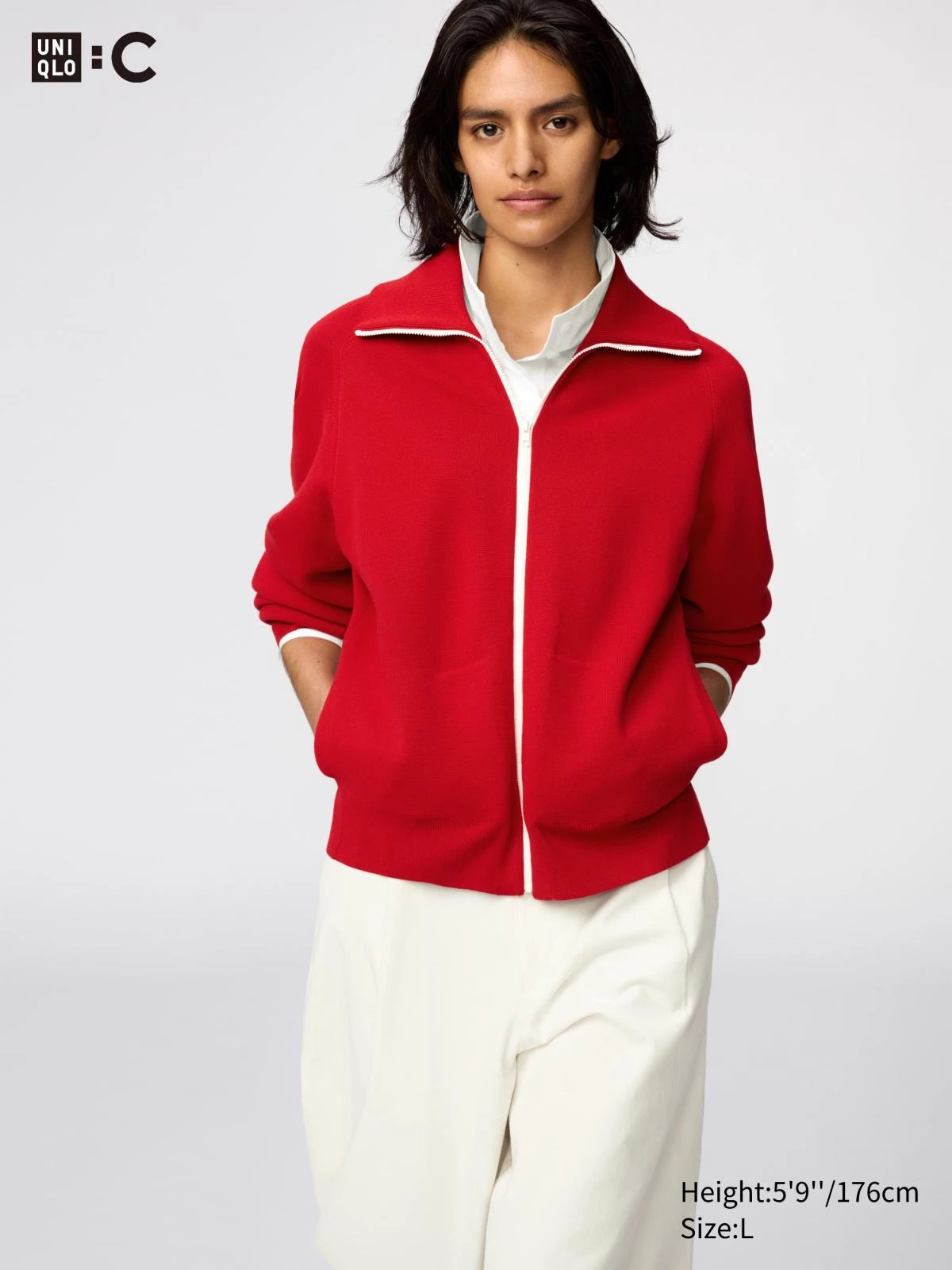 Uniqlo C 2026秋冬米蘭羅紋拉鍊開襟外套，墨綠色寬領拉鍊外套搭配薄荷綠高領、深灰寬版牛仔褲與黑色樂福鞋，俐落有型。