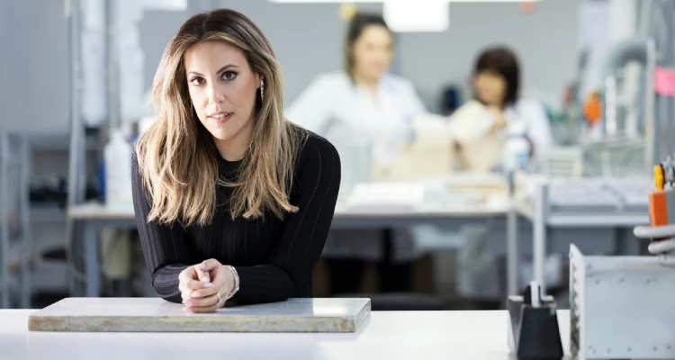 2024年，正值品牌創立140週年之際，寶格麗不僅回望輝煌歷史，也同步為未來布局，正式邀請了品牌「史上第一位」皮革與配件創意總監—Mary Katrantzou（瑪麗．卡特蘭佐）接掌相關部門。這位女性設計師的名字，或許對部分消費者而言仍稍顯陌生，但她其實擁有相當深厚的時尚創作背景：出生於希臘雅典，曾就讀於美國羅德島設計學院與英國中央聖馬丁學院，並於2008年起創立同名時裝品牌，以極具辨識度的色彩與印花語言在時尚圈迅速嶄露頭角，更曾獲得British Fashion Award多項重要肯定，素有「印花女王」之美譽。