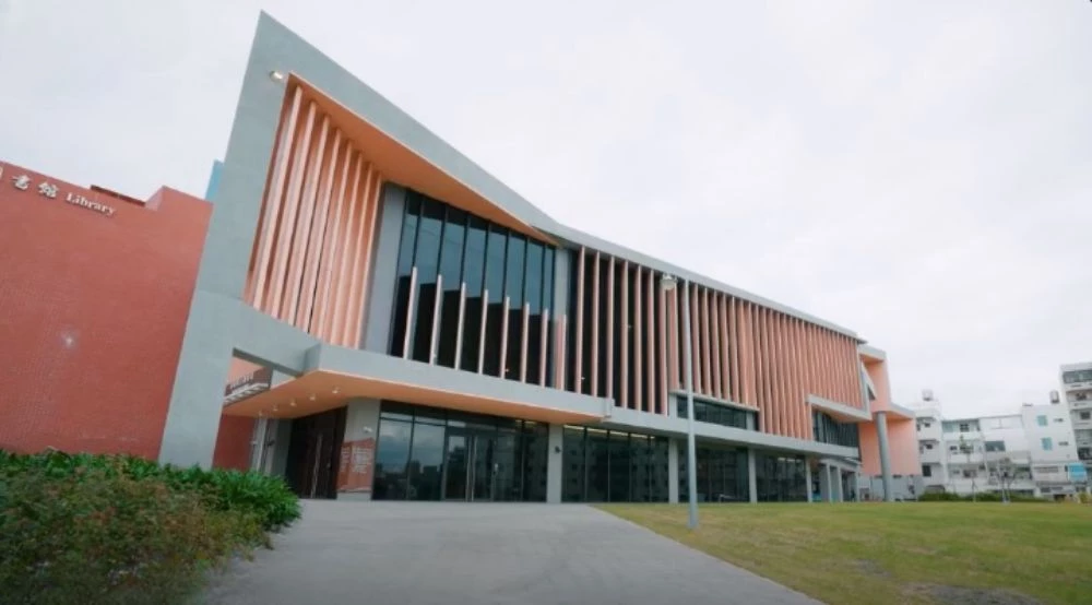 坐落於台東市南京路上,迎來全新重量級新地標:台東縣立圖書館。設計靈感為「台東之谷」,揉入東部台灣美麗山景的意象,將緩緩飄逸的山嵐轉譯於空間之中,結合象徵高大樹木的木質調裝置,以及帶有高山岩石意象的灰色調結構,讓圖書館融合在地元素。