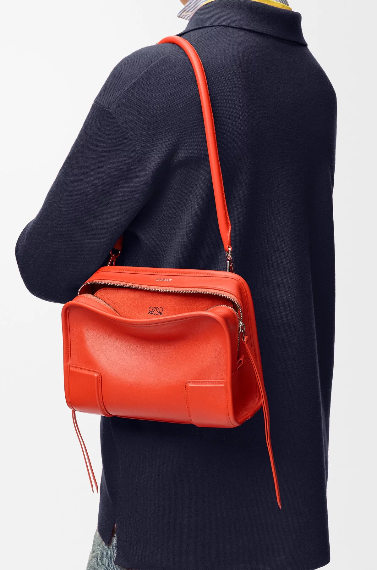 Loewe Amazona 180皮革肩背包，以品牌經典Amazona包型復刻推出，俐落波士頓包廓形兼具手提與肩背，是Loewe的代表作之一。