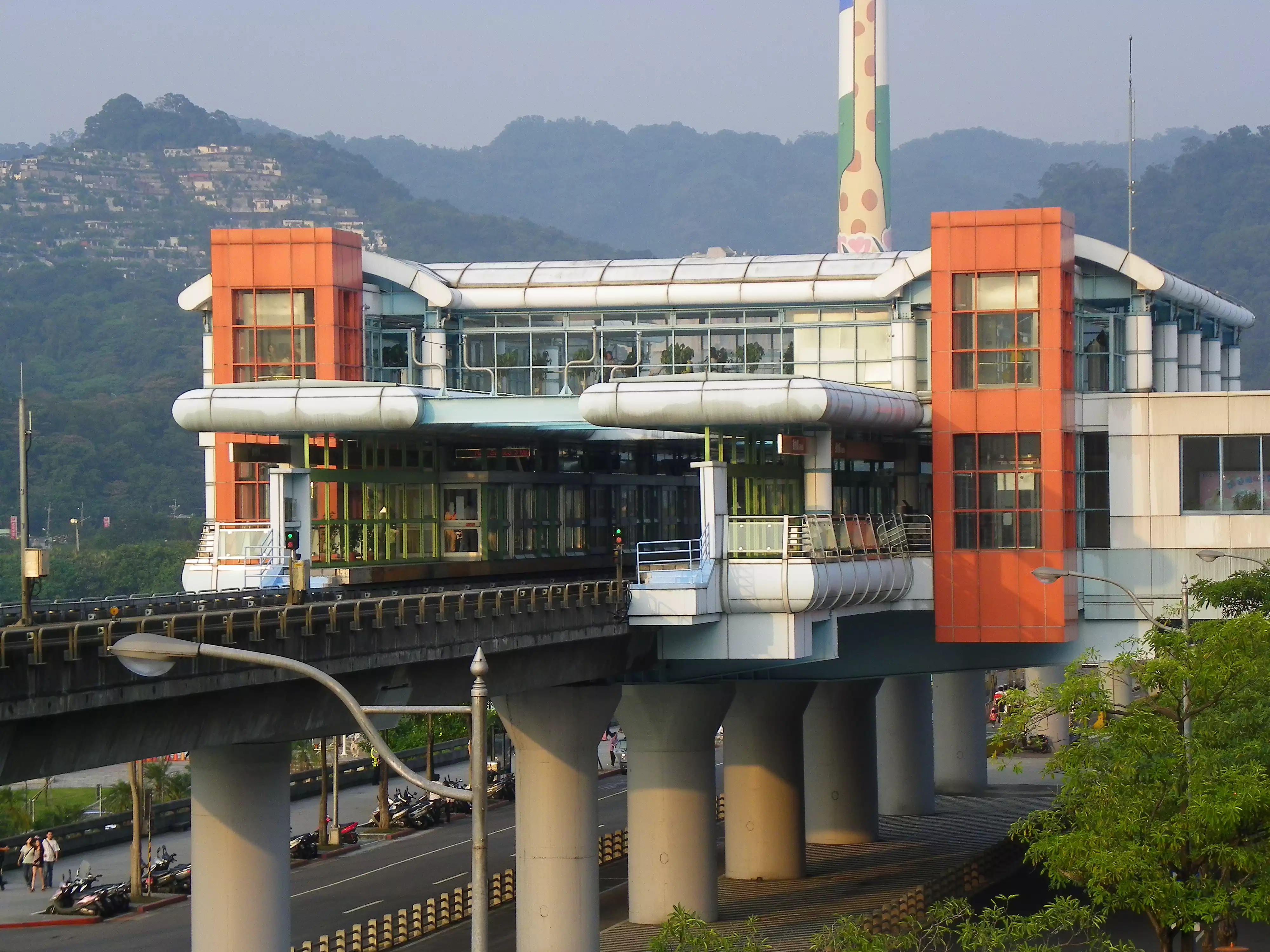 深坑線串連台北市立動物園及深坑老街，除可帶動台北市立動物園與貓空纜車人潮湧入深坑老街，亦可透過既有捷運路網形成「一日生活圈」，讓旅客從市中心快速抵達山城景點，提升整體觀光動線的流暢度。同時，沿線開發也有望帶動餐飲、商圈與在地文化產業發展，讓深坑不再只是週末景點，而是具備長時間停留價值的觀光節點。