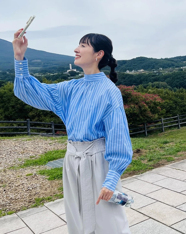 如果覺得普通襯衫太呆板,可以學千繪挑選一件帶有空氣感的上衣,像是燈籠袖或抓褶設計的款式,不只遮肉,還能增加穿搭的視覺分量,顯得更有精神;再來,清爽配色,更是減齡關鍵!避開沉重的深色,選用藍白條紋搭配淺灰色或米色的下身。諸如此類的輕盈色系,能讓膚色看起來更明亮、視覺上更減齡呢〜