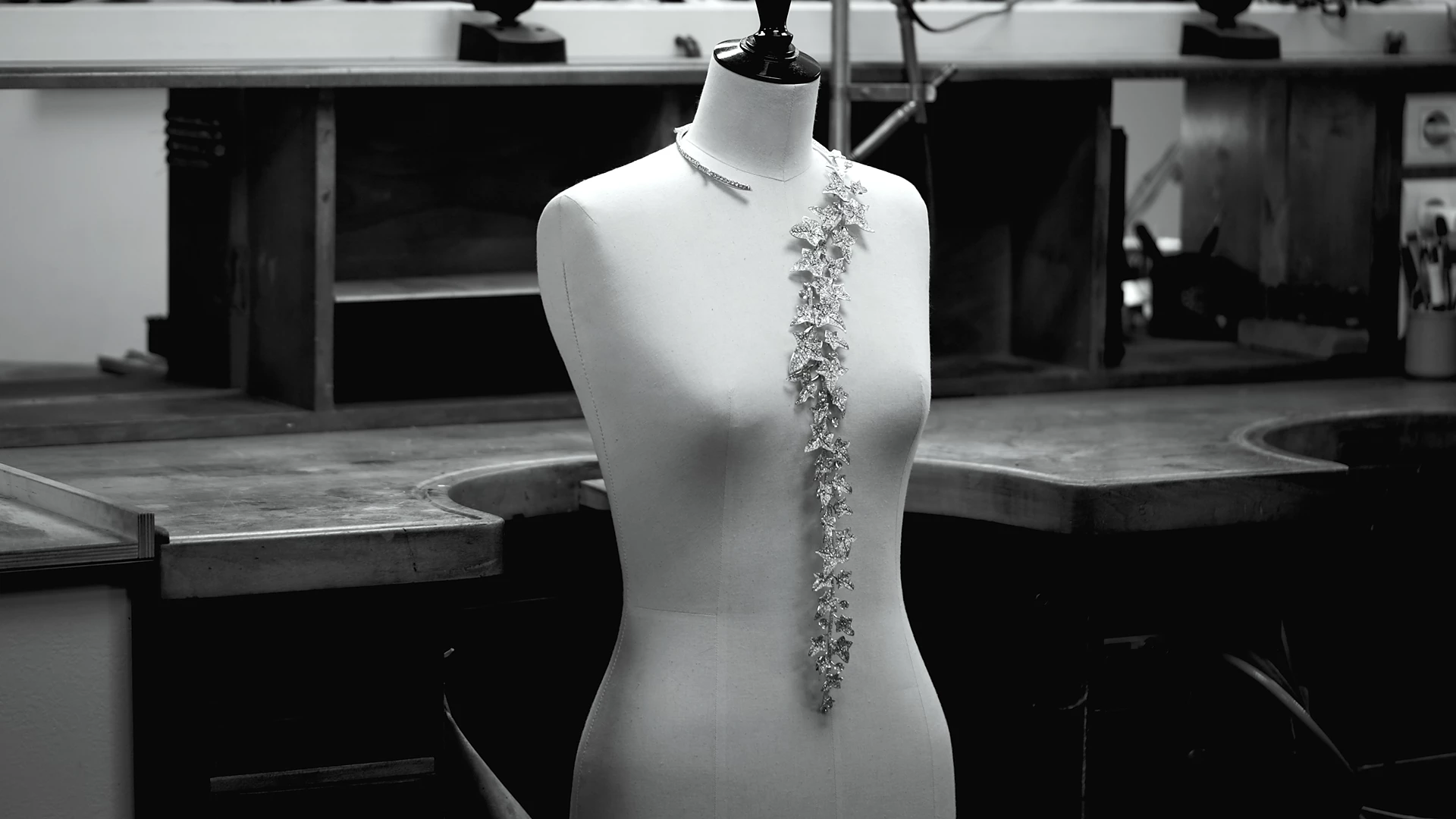 由 Claire Choisne 主導的這個系列,並非單純復刻歷史,而是為創辦人的精神重新注入當代色彩。四件作品、四種觀看世界的方式,串起寶詩龍先生一生始終如一的信念:美,從來不是單一標準;而是多樣、自由且不受拘束的存在狀態。也正因如此,即使你並不特別關心這些奢華到近乎難以觸及的高級珠寶,仍可能在這個系列中感受到共鳴。那是一種關於自由、突破與自我認同的提問,彷彿回應著這個高度依賴濾鏡與標準審美的時代,當所有修飾被拿走之後,我們是否仍願意相信自身的獨特價值。而這份不被定義、卻始終忠於自我的創作態度,正是 Boucheron 留給世界最清晰、也最標準的不標準答案。