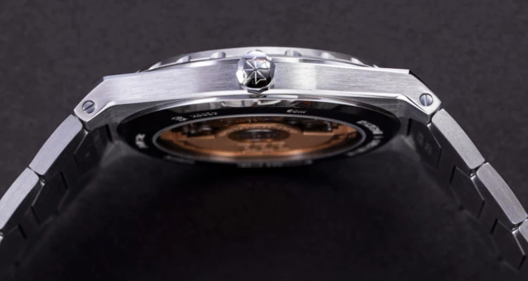 為延續1977年原款的設計精神。「222」復刻版的面盤，同樣採取極簡布局，僅保留必要的時標與日期窗，沒有一絲多餘裝飾，同時，搭載由品牌自製的「Calibre 2455/2超薄自動上鍊機芯」，維持整體纖薄比例，進而凸顯江詩丹頓 對材質與比例的極致克制美感。