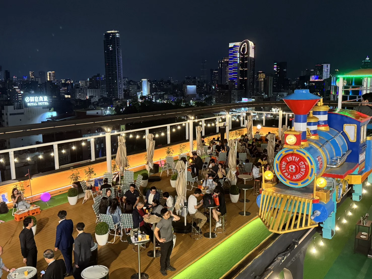 作為高雄歷史最悠久的百貨公司空中樂園，坐落於前金區大立百貨頂樓的空中樂園，如今將以全新面貌回歸，成為全新遊樂園地標——「空中樂園 RIZZ」。這個曾陪伴許多高雄人成長的遊樂園，以嶄新設計與空間規劃重新呈現，不僅重現海盜船、旋轉木馬、空中小火車等經典遊樂設施，更結合高空景觀、餐飲與休憩空間，打造話題十足的城市新地標，成為高雄親子旅遊與打卡熱點。