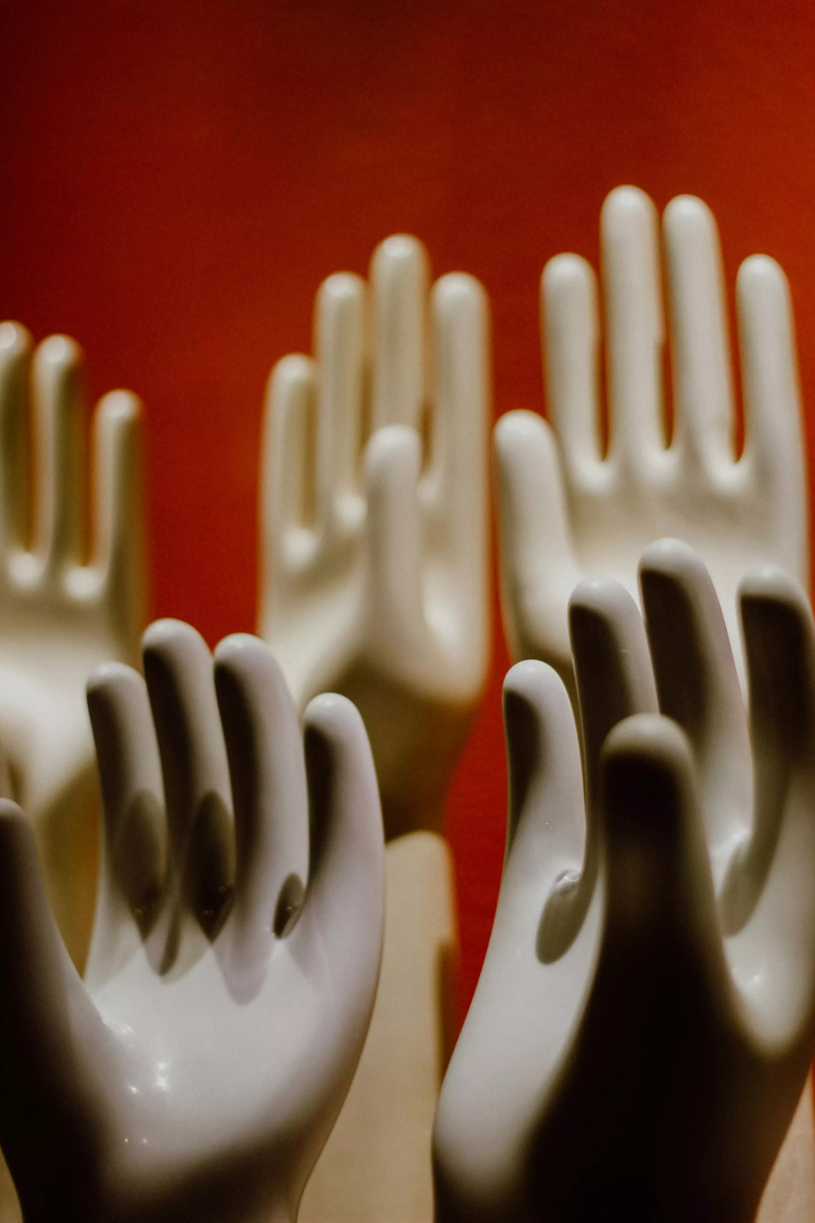 當人對生活產生不滿，往往不是因為能力不足，而是日常安排與內在價值出現落差。心理學家指出，長期忽視個人真正重視的事物，例如創造力、人際關係或自由度，容易讓人逐漸失去動力。重新盤點價值排序，是改變的第一步。可以試著問自己幾個簡單問題：目前生活中最重要的三件事是什麼？每天投入最多時間的事情是否與它們一致？若答案出現落差，便可能是壓力來源。透過書寫或定期自我檢視，能更清楚理解自己真正重視的方向。當生活安排逐漸靠近這些價值，人往往會感受到更明確的意義感。許多職涯與心理諮商都將這一步視為轉變的起點。