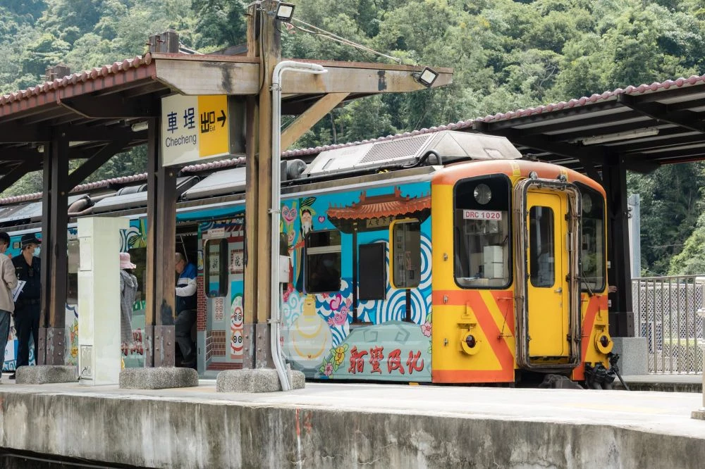 歷經 5 年修復工程，台鐵最長支線「集集線」正式恢復全線通車，二水站至車埕站重新串聯南投重要觀光路線，不僅讓旅客能更便利前往集集、車埕、日月潭等熱門景點，也進一步提升中部鐵道路網的完整性。未來隨著串連高鐵彰化站的「田中支線」預計於 2029 年完工，往返彰化、南投的交通將更加便利。