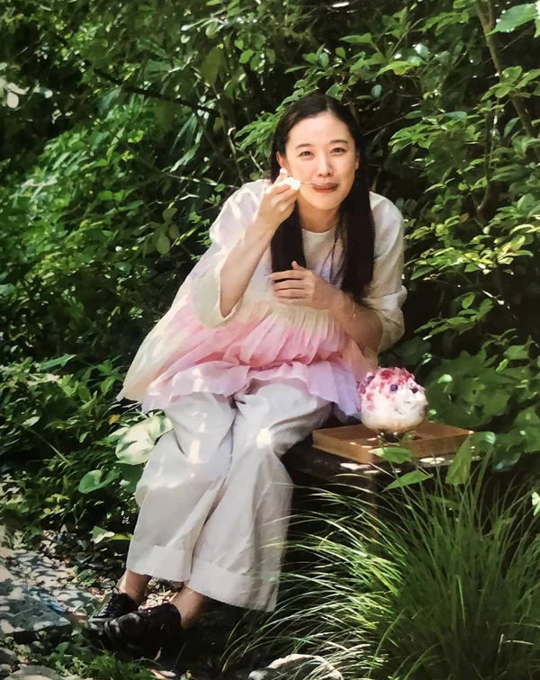 許多40+的同齡人，對「粉紅色」或「澎袖」望而卻步，深怕一不小心就變成裝嫩。其實只要掌握「色彩原則」，當上半身大膽嘗試低飽和度的粉嫩色系，下半身就用中性的米色、白色寬褲或工裝褲來收尾。這樣不僅能巧妙遮住手臂和下半身的肉肉，更能將少女的甜美與熟齡的鬆弛美學完美融合。