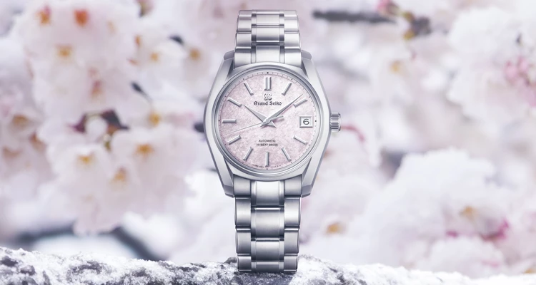 這款由品牌高階腕錶支線─Grand Seiko，所推出的「Heritage」櫻花粉色腕錶，將日本東北地區初春「櫻隱」的絕美奇景封存於面盤之中，細膩勾勒出櫻花盛開卻被皚皚白雪覆蓋的罕見瞬間。