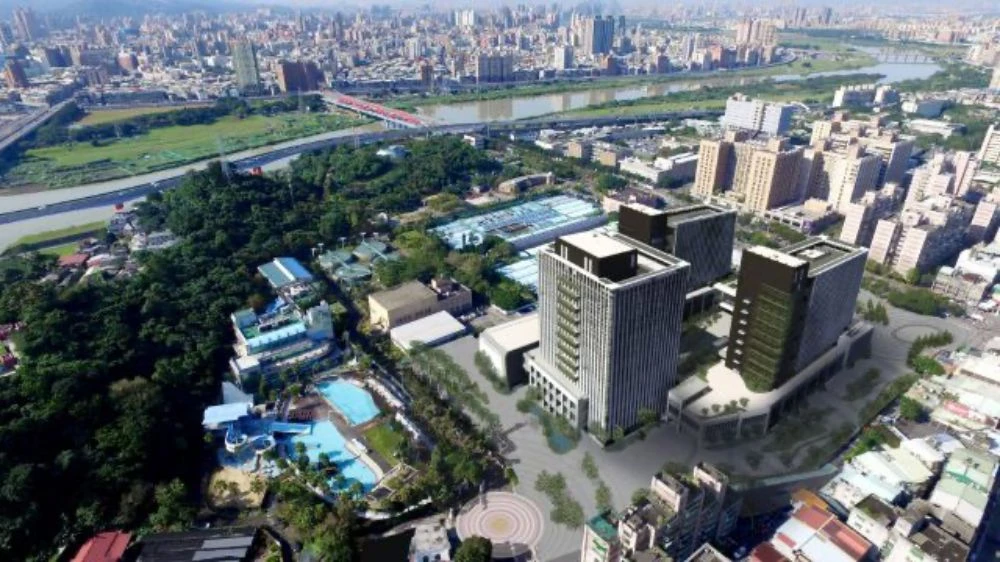 除了結合公館商圈優勢,水園區新天地也將打造友善綠地環境,透過挑高空間串聯戶外 2 公頃景觀綠地。整體視野遼闊、無棟距壓迫感,並候選黃金級綠建築與銀級智慧建築標章,導入節能減碳設計與智慧管理系統,強化建築與自然環境的共融關係。未來不僅是購物與閱讀的新場域,串聯水岸生活與城市日常,形塑兼具文化、人文與永續價值的都會新地標。