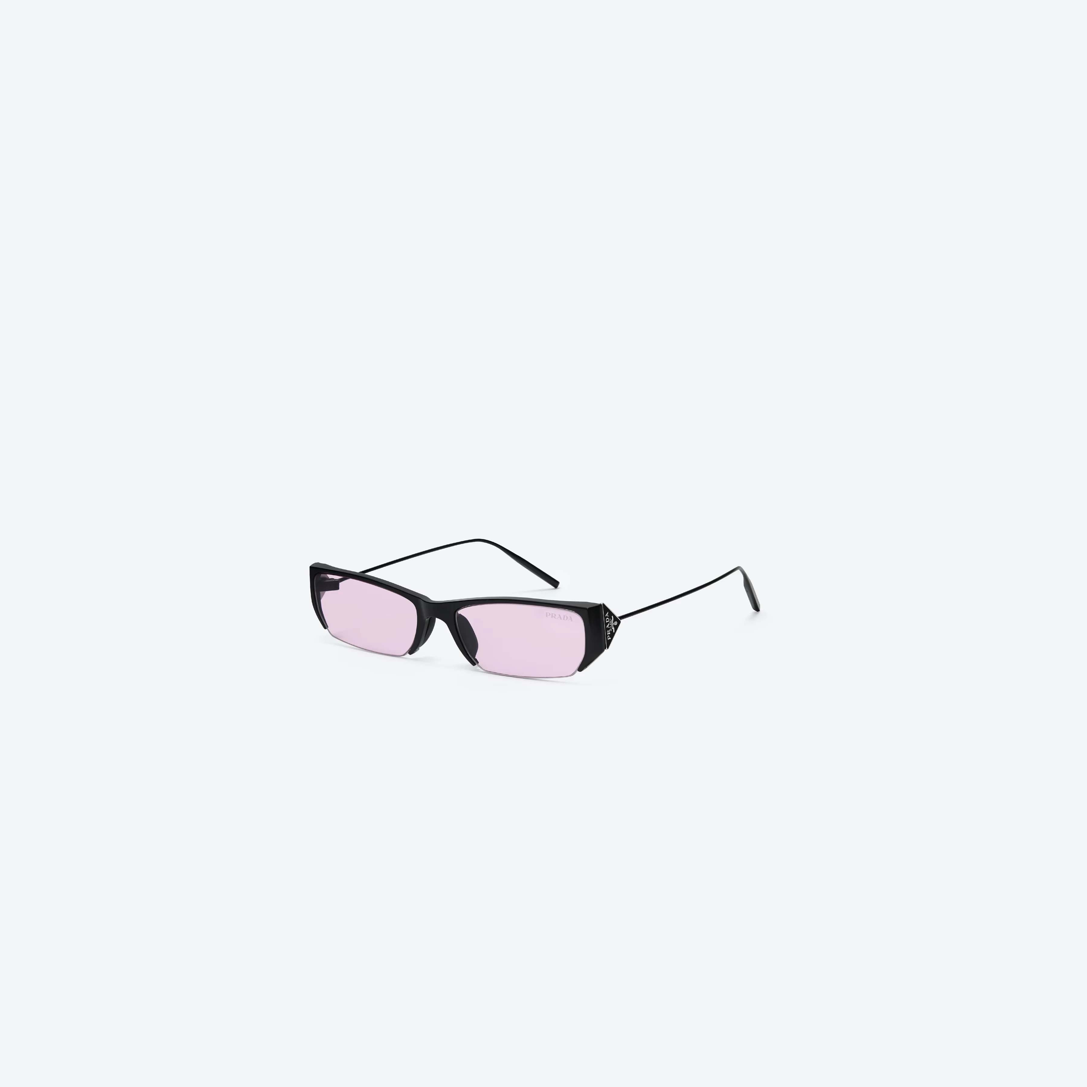 Prada Gentle Monster 2 M01(V)黑色金屬方框墨鏡,搭配粉色鏡片、阻擋99.9%紫外線。