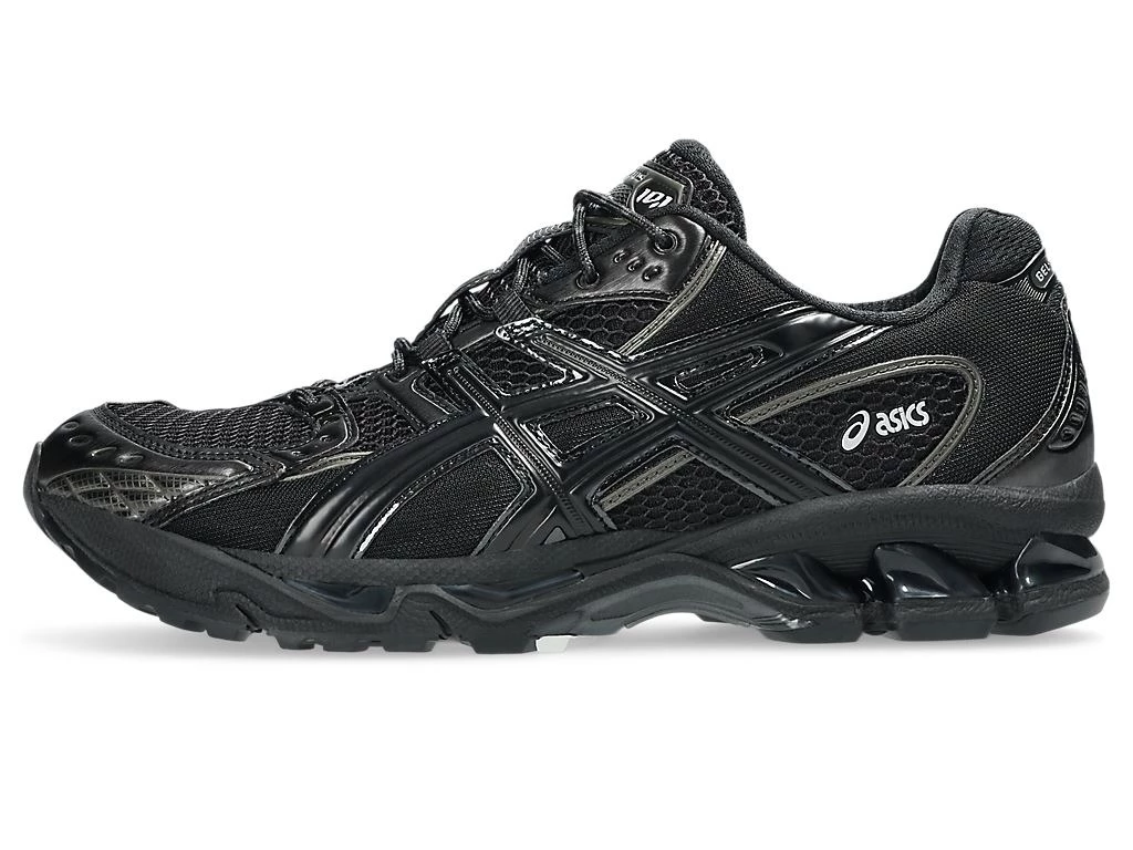 Asics亞瑟士Gel-Nimbus 10.1黑色復古生活跑鞋,靈感汲取自2008年Gel-Nimbus 10,不對稱結構與開放式網格鞋面,雙層Eva中底搭配Gel緩震與Guidance Trusstic抗扭設計。