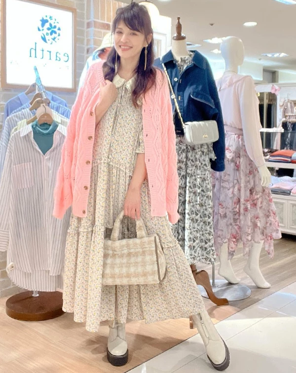 這套衣服一穿上,整個人根本是在散發少女粉紅泡泡吧!林葉亭老師選了一件帶有小翻領、溫柔感十足的淡雅碎花蛋糕長洋裝,外面直接披上一件超級顯白、嫩到不行的櫻花粉針織外套。這顏色一般人看到可能會退避三舍、怕被說裝嫩,但老師聰明地用毛呢格紋手提包,和腳上的奶白色厚底帥氣短靴來平衡,把原本快要甜到發膩的日系風格,穿出了一種很有精神、完全不違和的溫潤高級感!