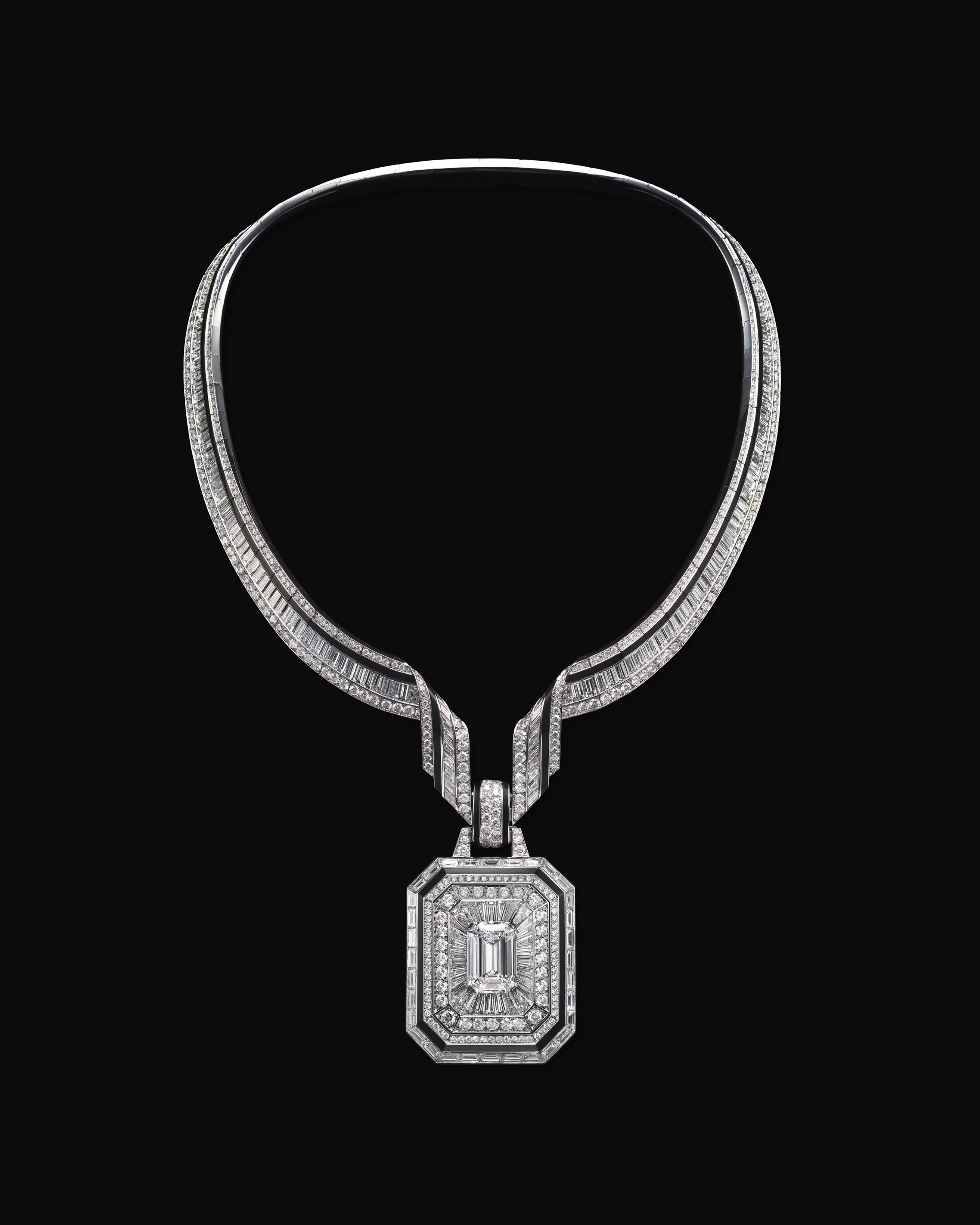 十九世紀末,巴黎和平街(rue de la Paix)匯聚了眾多珠寶與時裝品牌,這條繁忙街道一路延伸,通往當時仍顯靜謐的住宅廣場──Place Vendôme 芳登廣場。這裡是巴黎時髦仕女每日往返杜樂麗花園(Jardin des Tuileries)的必經之路。也因此,當多數商人仍選擇在人潮最密集的街區設點時,寶詩龍先生卻在這條動線與光線交會之處,看見了不同於眾人的可能。1893年,他率先進駐芳登廣場26號。此處一整日灑落的自然光,讓櫥窗中的珍貴寶石得以在無需修飾的狀態下,展現最真實的光彩。這個極具前瞻性的選擇,後來成為高級珠寶產業的關鍵轉折,眾多品牌相繼進駐,也讓芳登廣場逐步成為頂級奢侈的象徵。今年的首件作品〈The Address〉,正是對這個歷史性決定的當代回望。項鍊輪廓取自芳登廣場標誌性的八角形結構,白金與鑽石的單色純粹,對比深邃黑色漆面,彷彿將建築的理性秩序,轉化為一件可隨身體起伏的珠寶作品。它看似冷靜,卻擁有高度柔軟的佩戴結構,而這正是世家一貫的美學理念:在理性與感性之間,取得恰到好處的平衡。