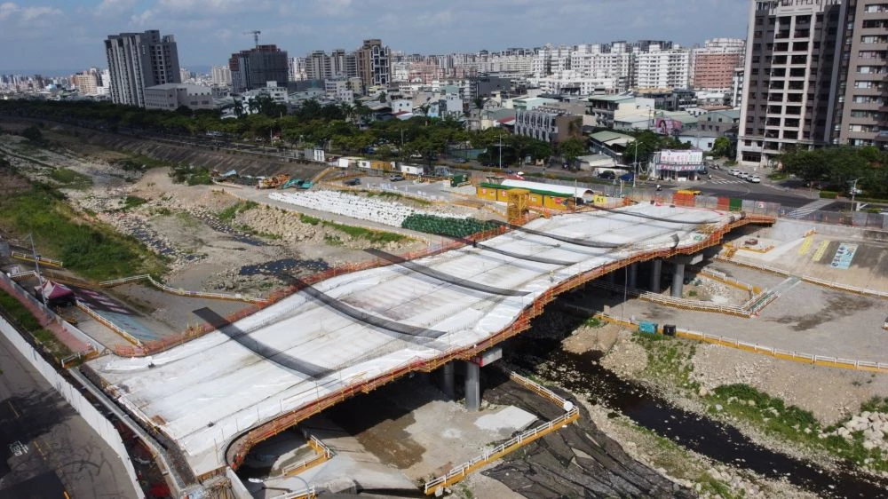肩負串聯北屯區與太平區的重要交通路網，「坪林新橋」預計於年底完工通車。隨著工程穩健推進，市府正式公布新橋名稱為「坪林新橋」。橋梁西起北屯區祥順路，東至太平區環太東路，全長約 110 公尺、橋面寬 20 公尺，跨越廍子溪，連結北屯區廍子里與太平區光華里、新坪里，是強化兩區交通聯繫的重要建設。通車後，往返廍子溪兩岸的車程可望縮短至約 5 分鐘。