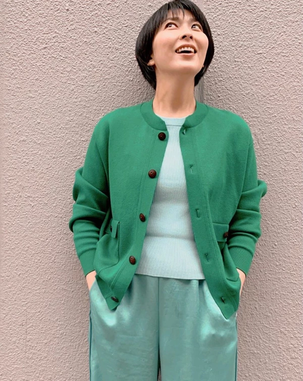 這套造型的色彩結構非常高明,松隆子選擇了飽和度較高的翡翠綠針織小外衣作為主角;內搭一件薄荷綠或帶灰調的淺綠色合身針織上衣;下身,則配上帶有微微光澤感的湖水綠休閒寬褲。從外到內、從上到下,利用三種截然不同的「綠色調」,製造出流暢的漸層感,整個人顯得格外有精神。