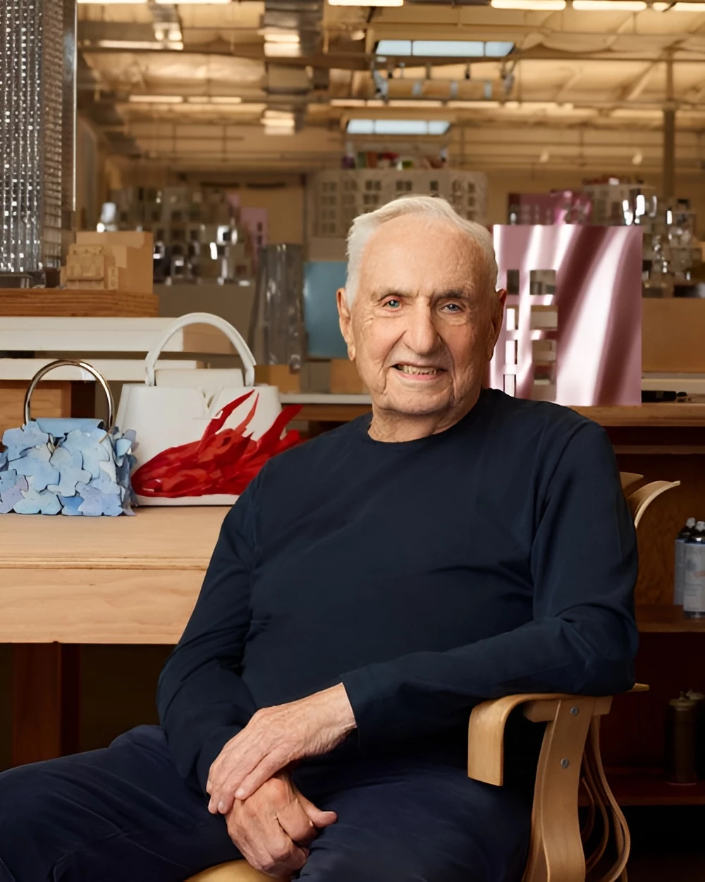 中國醫藥大學美術館最大的亮點之一,就是邀請世界建築大師 Frank Gehry 打造。作為美國後現代主義與解構主義建築代表人物,他擅長以不規則曲線與自由造型突破傳統建築框架,其作品享譽國際,並曾獲得普立茲克建築獎(Pritzker Architecture Prize)。這將是 Frank Gehry 在台灣的首座建築作品,他親自參與設計討論,於去年底離世,成為重要遺作之一。