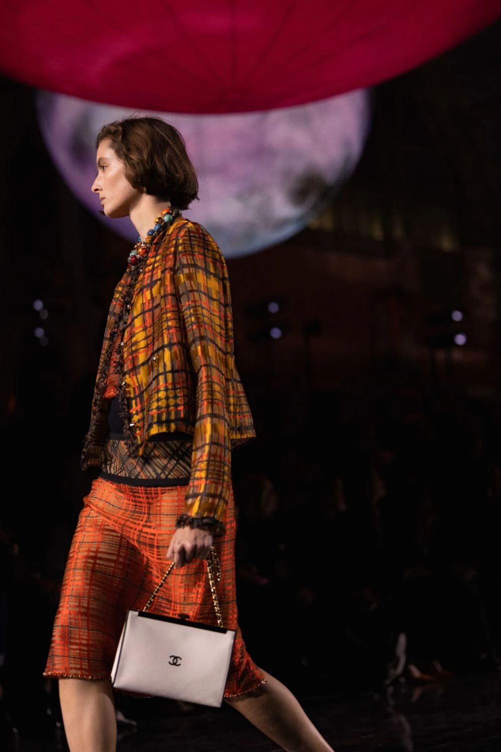 3 月起，Chanel 新任藝術總監 Matthieu Blazy 的首秀作品——2026 春夏系列，正式於全球門市上架。儘管距離首秀發布時間已經過了 5 個月（去年 10 月巴黎時裝週發表），但他的作品熱度絲毫沒有「降溫」。從巴黎、紐約到全世界，Chanel 門市外出現排隊人潮，對比當前奢侈品市場的現況，外媒以「罕見」形容這股排隊熱潮，而台灣店內也早已「一包難求」了。