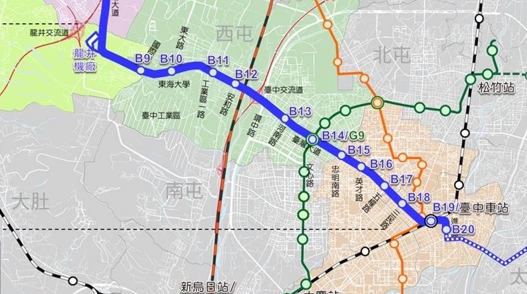 台中捷運「藍線」最大的亮點之一，就是串連台中車站。而一旁的新地標「大台中轉運中心」也將於年底完工啟用，整合台鐵、公車、國道客運及未來的台中捷運藍線，打造中部最重要的交通轉運樞紐。隨著城市發展與軌道建設持續推進，大台中轉運中心不僅能提升交通轉乘效率，也將結合商業空間與公共設施，帶動台中車站周邊地區再發展。