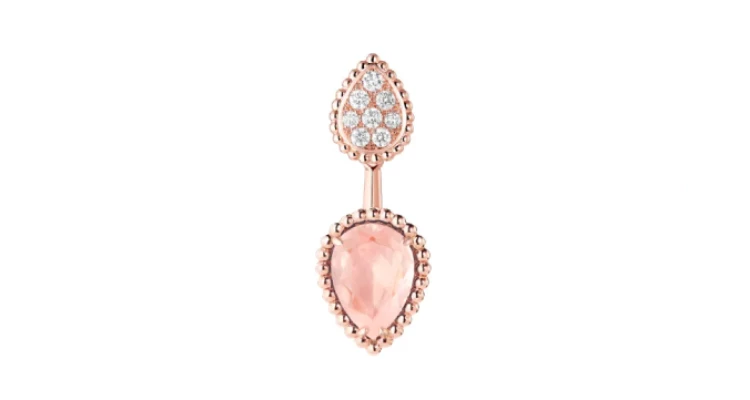 Boucheron「Serpent Bohème」的水滴造型非常修飾臉型，尤其是這種「雙水滴」的設計，增加了視覺上的跳躍感。相較於其它彩色寶石，粉紅色石英又多了一份透明的仙氣，非常適合搭配氣質清新的母親。（商品價格約：NTD 138,000）